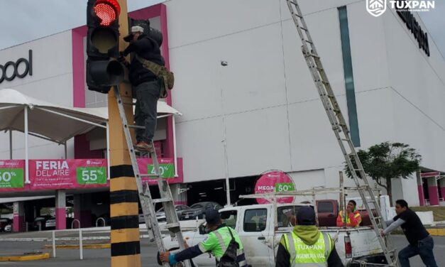 Atienden fallas en semáforos de Tuxpan tras efectos del Frente Frío 41