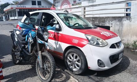 Aparatoso choque entre taxi y motocicleta deja tres lesionados en la Benito Juárez