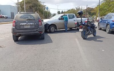 Choque entre camioneta y Renault Duster en el bulevar Demetrio Ruiz Malerva provoca afectaciones viales