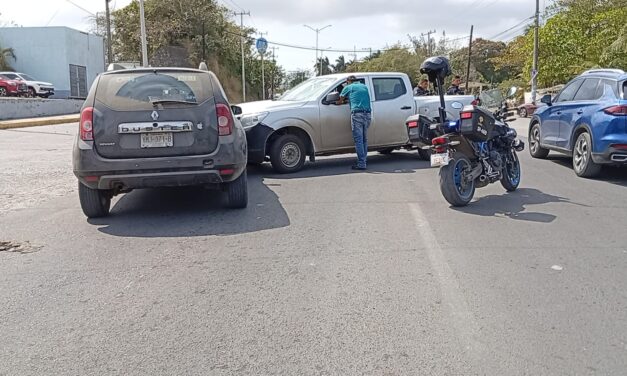 Choque entre camioneta y Renault Duster en el bulevar Demetrio Ruiz Malerva provoca afectaciones viales