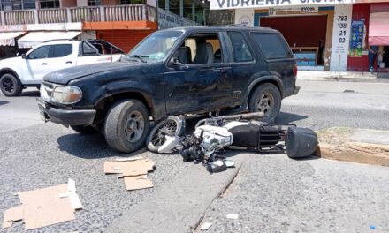 Da vuelta en “U” y arrolla a pareja en motocicleta en el Centro de Tuxpan