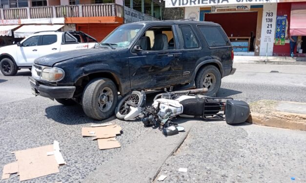 Da vuelta en “U” y arrolla a pareja en motocicleta en el Centro de Tuxpan