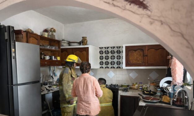 Incendio en cocina moviliza a Protección Civil en la colonia Hernández Ochoa