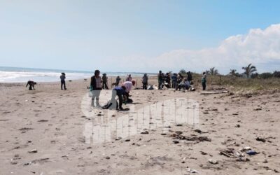 Chapopote llega a playas de Tuxpan; pobladores inician limpieza en El Sacrificio