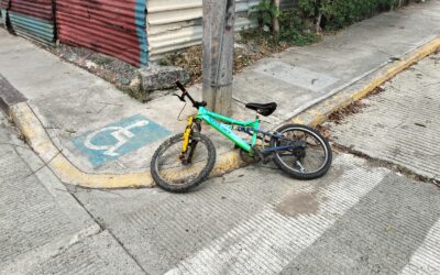 Lunes con saldo rojo en la Rafael Hernández Ochoa: taxi embiste a menor en bicicleta