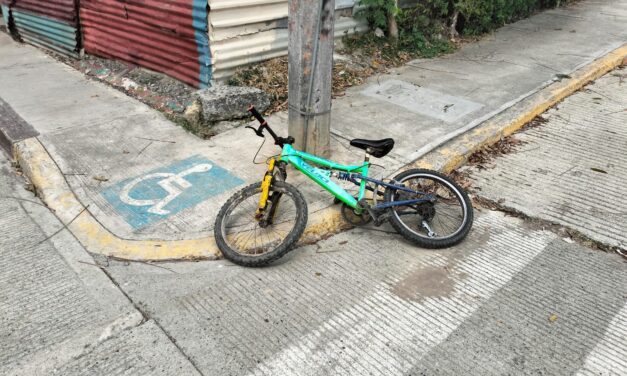 Lunes con saldo rojo en la Rafael Hernández Ochoa: taxi embiste a menor en bicicleta