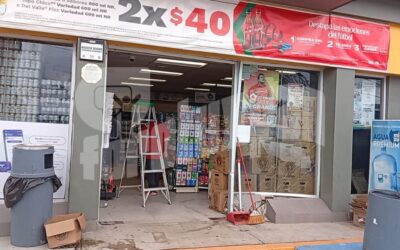 Vehículo se impacta contra tienda OXXO en Tuxpan; no hay lesionados