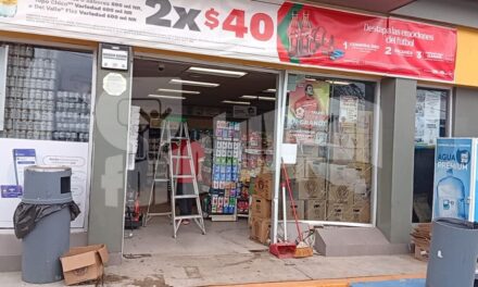 Vehículo se impacta contra tienda OXXO en Tuxpan; no hay lesionados