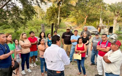 Regidor René Cruz Cortés dialoga con vecinos de la colonia Tuxpeños Ilustres sobre la regularización de predios