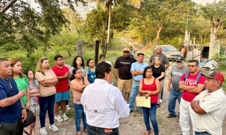 Regidor René Cruz Cortés dialoga con vecinos de la colonia Tuxpeños Ilustres sobre la regularización de predios
