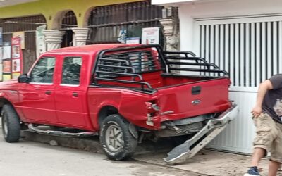 Automovilista choca contra camioneta estacionada y termina impactado en portón de vivienda en Tuxpan