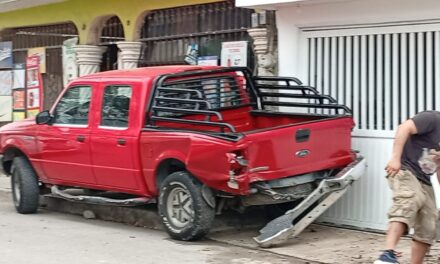 Automovilista choca contra camioneta estacionada y termina impactado en portón de vivienda en Tuxpan