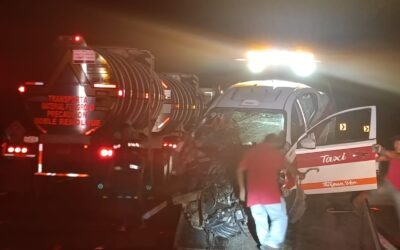 Taxi queda destrozado tras impactarse contra barrera en la autopista México–Tuxpan