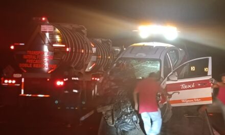 Taxi queda destrozado tras impactarse contra barrera en la autopista México–Tuxpan