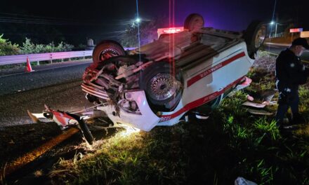 Taxis chocan en la autopista México–Tuxpan; una unidad terminó volcada