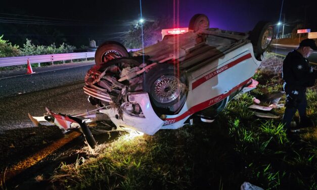 Taxis chocan en la autopista México–Tuxpan; una unidad terminó volcada