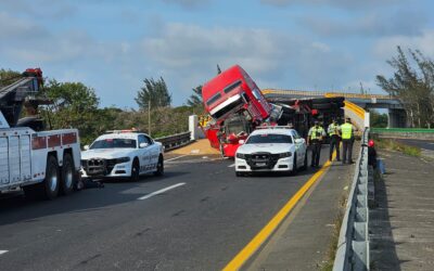 Aparatosa volcadura de tráiler con 32 toneladas de trigo en el Libramiento Portuario de Tuxpan