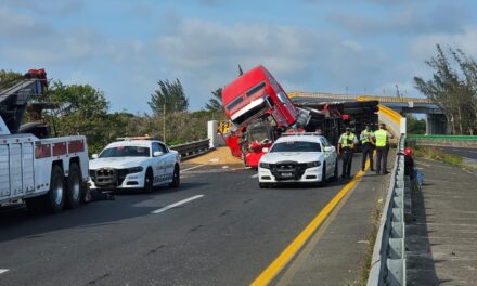 Aparatosa volcadura de tráiler con 32 toneladas de trigo en el Libramiento Portuario de Tuxpan