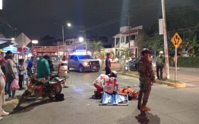 Motociclista arrolla a adulta mayor en la avenida Las Américas; fue trasladada de urgencia al hospital