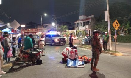 Motociclista arrolla a adulta mayor en la avenida Las Américas; fue trasladada de urgencia al hospital