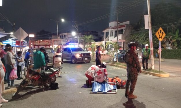 Motociclista arrolla a adulta mayor en la avenida Las Américas; fue trasladada de urgencia al hospital