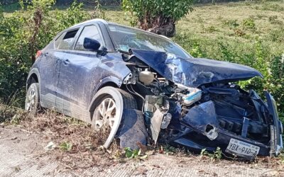 DESTROZA CAMIONETA TRAS ESQUIVAR A MOTOCICLISTA EN TUXPAN