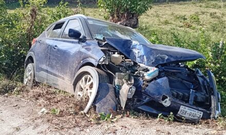DESTROZA CAMIONETA TRAS ESQUIVAR A MOTOCICLISTA EN TUXPAN