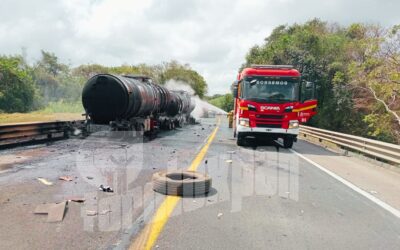Encontronazo en la autopista México–Tuxpan deja cierre total y provoca incendio de pipa