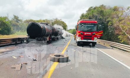 Encontronazo en la autopista México–Tuxpan deja cierre total y provoca incendio de pipa