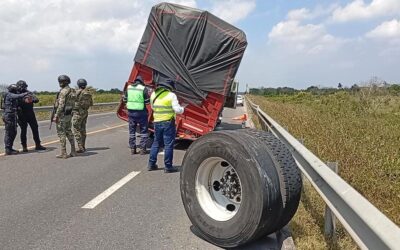 TORTON A PUNTO DE VOLCAR EN LA AUTOPISTA TUXPAN–TAMPICO; FALLA MECÁNICA PROVOCA MOVILIZACIÓN
