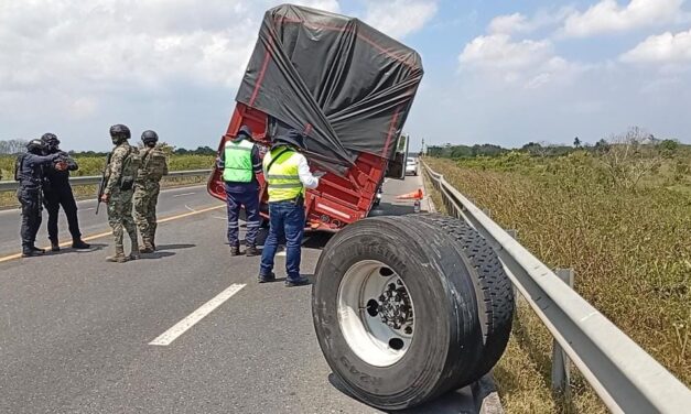 TORTON A PUNTO DE VOLCAR EN LA AUTOPISTA TUXPAN–TAMPICO; FALLA MECÁNICA PROVOCA MOVILIZACIÓN