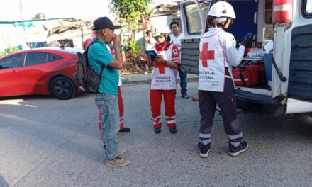 NO RESPETA ALTO Y DESATA APARATOSO CHOQUE EN LA “ESQUINA SINIESTRA” DE TUXPAN