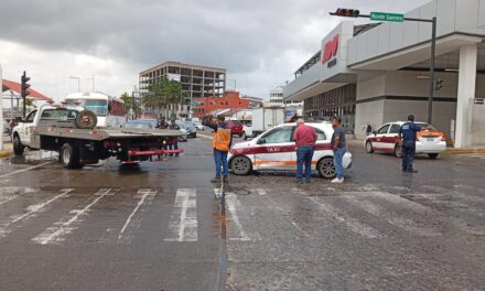 Choque entre taxis en pleno centro de Tuxpan deja dos personas lesionadas