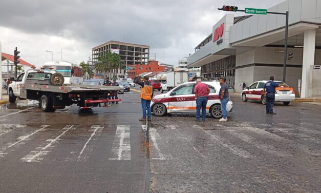 Choque entre taxis en pleno centro de Tuxpan deja dos personas lesionadas