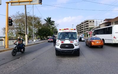 Derriban a motociclistas en el bulevar; joven resulta lesionada tras choque por alcance