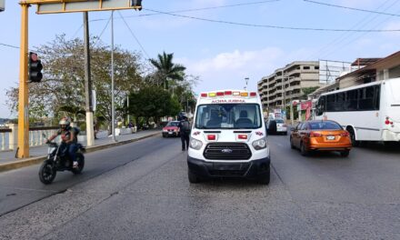 Derriban a motociclistas en el bulevar; joven resulta lesionada tras choque por alcance