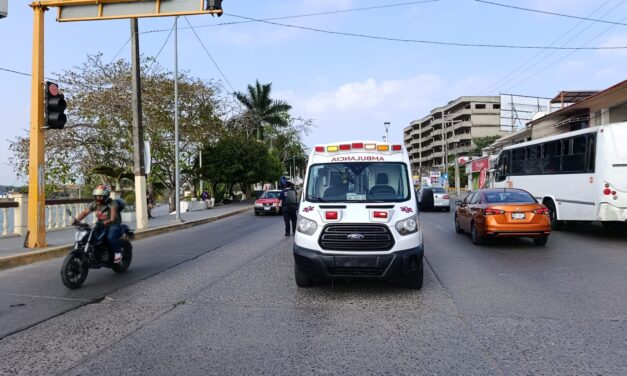 Derriban a motociclistas en el bulevar; joven resulta lesionada tras choque por alcance