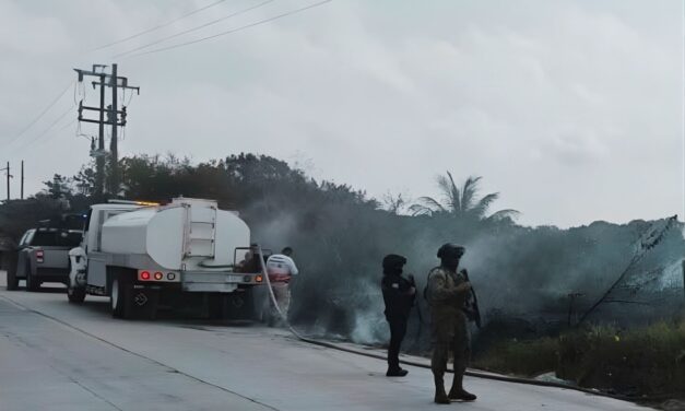 Movilización de Bomberos y Policía por incendio de pastizal en la carretera Tuxpan–Cazones