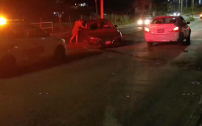 PIERDE EL CONTROL EN CURVA Y DESTROZA SU AUTO POR LAS CRUCES