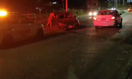 PIERDE EL CONTROL EN CURVA Y DESTROZA SU AUTO POR LAS CRUCES