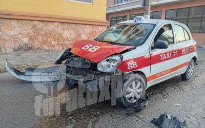 Se impacta taxi en cruce conflictivo del centro; deja un lesionado leve