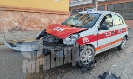 Se impacta taxi en cruce conflictivo del centro; deja un lesionado leve