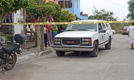 Hallan a hombre sin vida dentro de automóvil en Infonavit Tulipanes