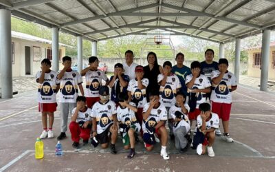 René Cruz Cortés impulsa el deporte con entrega de uniformes a equipo escolar en Tuxpan