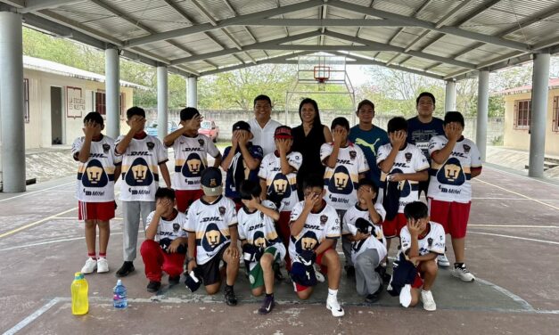 René Cruz Cortés impulsa el deporte con entrega de uniformes a equipo escolar en Tuxpan