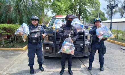 Asociación Ganadera de Tuxpan reconoce a policías con entrega de despensas en su día