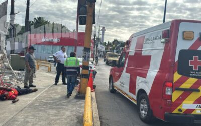 ¡CAE PERSONAL DE TRÁNSITO VIAL DESDE SEMÁFORO EN JARDINES!