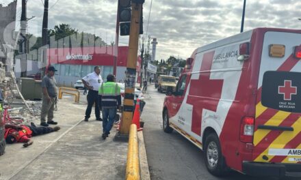 ¡CAE PERSONAL DE TRÁNSITO VIAL DESDE SEMÁFORO EN JARDINES!
