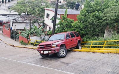 Camioneta se impacta contra barandal en pendiente de la Murillo Vidal; no hubo lesionados