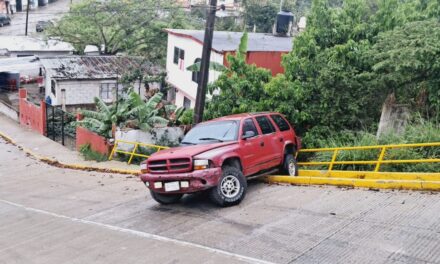 Camioneta se impacta contra barandal en pendiente de la Murillo Vidal; no hubo lesionados